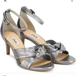BRAND NEW CLARKS AMALI TULIP SILVER METALLIC GREY HEEL PUMP LEATHER SANDAL